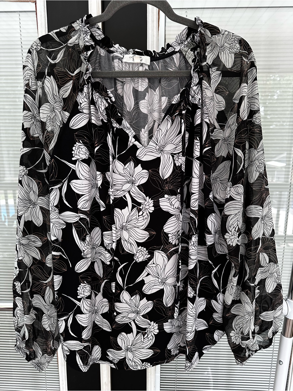 Beacon Apparel 2x Black & White Blouse With Sheer Sleeves.